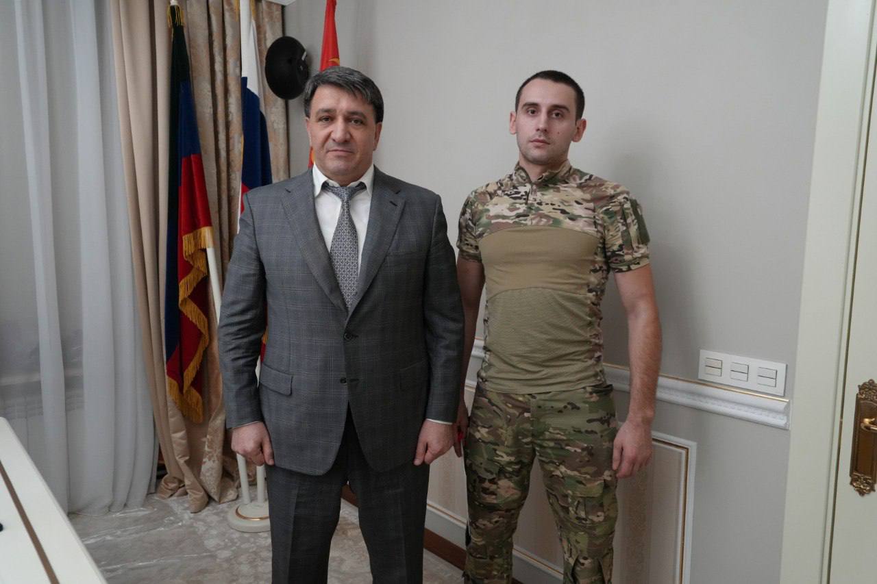 Фоторепортаж с церемонии вручения ключей: глава Махачкалы Джамбулат Салавов вручил ключи от квартир детям-сиротам и детям, оставшимся без попечения родителей Фоторепортаж с церемонии вручения ключей: глава Махачкалы Джамбулат Салавов вручил ключи от квартир детям-сиротам и детям, оставшимся без попечения родителей