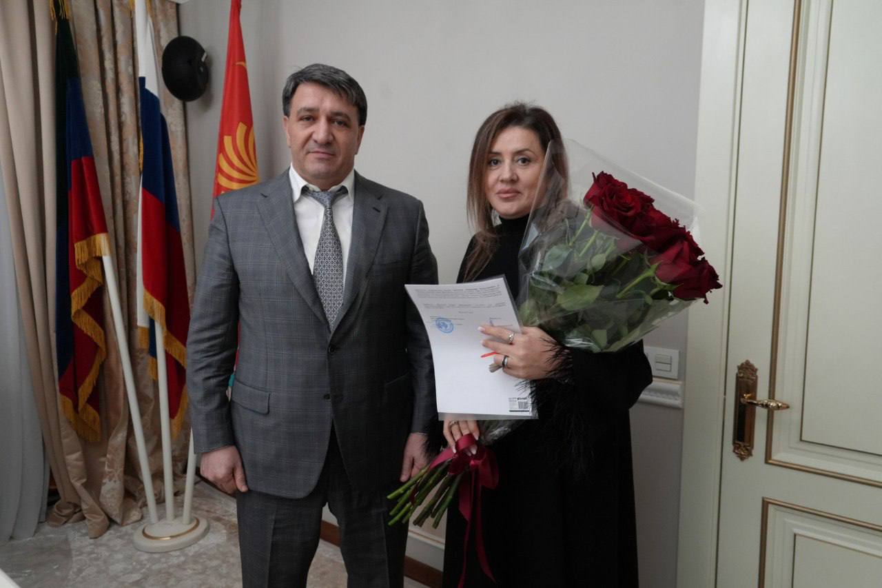 Фоторепортаж с церемонии вручения ключей: глава Махачкалы Джамбулат Салавов вручил ключи от квартир детям-сиротам и детям, оставшимся без попечения родителей Фоторепортаж с церемонии вручения ключей: глава Махачкалы Джамбулат Салавов вручил ключи от квартир детям-сиротам и детям, оставшимся без попечения родителей