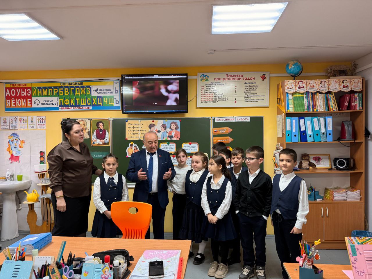 Заместитель председателя Комитета НС РД по образованию и науке Абдулвахид Лабазанов провел «Разговоры о важном» с учениками второго, третьего, шестого, восьмого и девятого классов школы № 4 города Кизилюрта