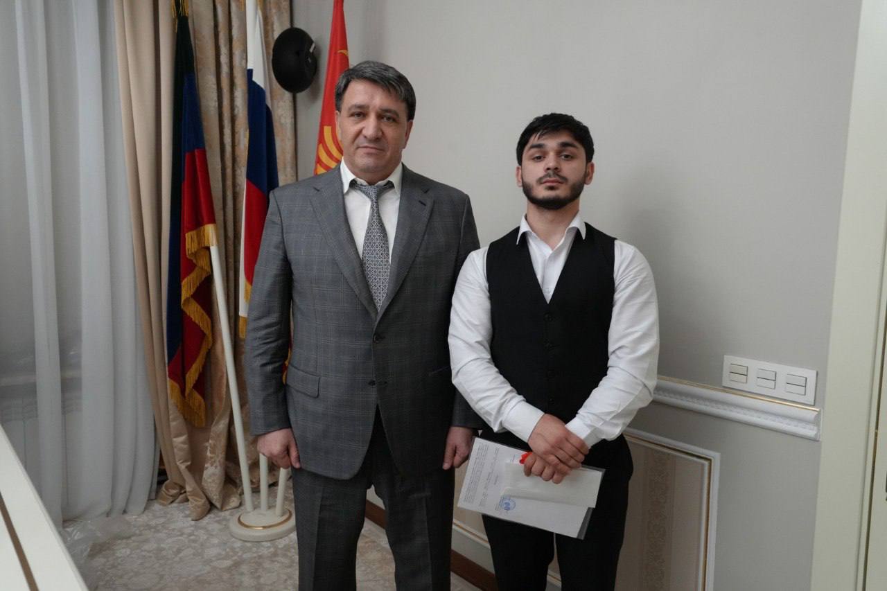 Фоторепортаж с церемонии вручения ключей: глава Махачкалы Джамбулат Салавов вручил ключи от квартир детям-сиротам и детям, оставшимся без попечения родителей Фоторепортаж с церемонии вручения ключей: глава Махачкалы Джамбулат Салавов вручил ключи от квартир детям-сиротам и детям, оставшимся без попечения родителей