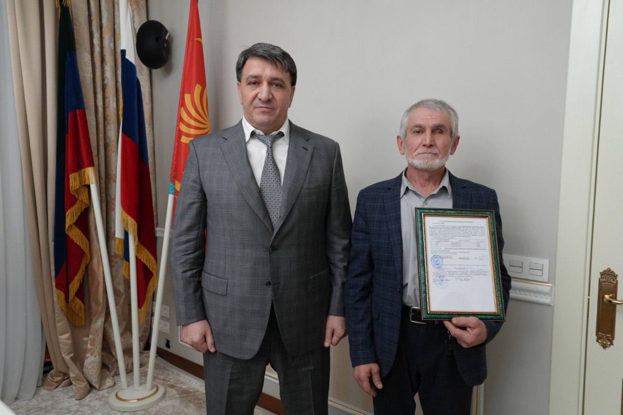 Фоторепортаж с церемонии вручения ключей: глава Махачкалы Джамбулат Салавов вручил ключи от квартир детям-сиротам и детям, оставшимся без попечения родителей Фоторепортаж с церемонии вручения ключей: глава Махачкалы Джамбулат Салавов вручил ключи от квартир детям-сиротам и детям, оставшимся без попечения родителей