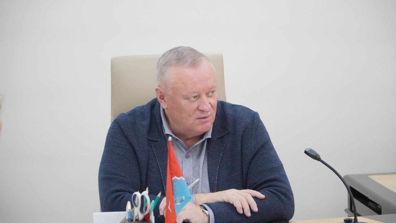 Сегодня, 17 ноября, глава города Каспийска Борис Гонцов провел очередное инвестиционное совещание с участием сотрудников городской администрации и представителей подведомственных учреждений