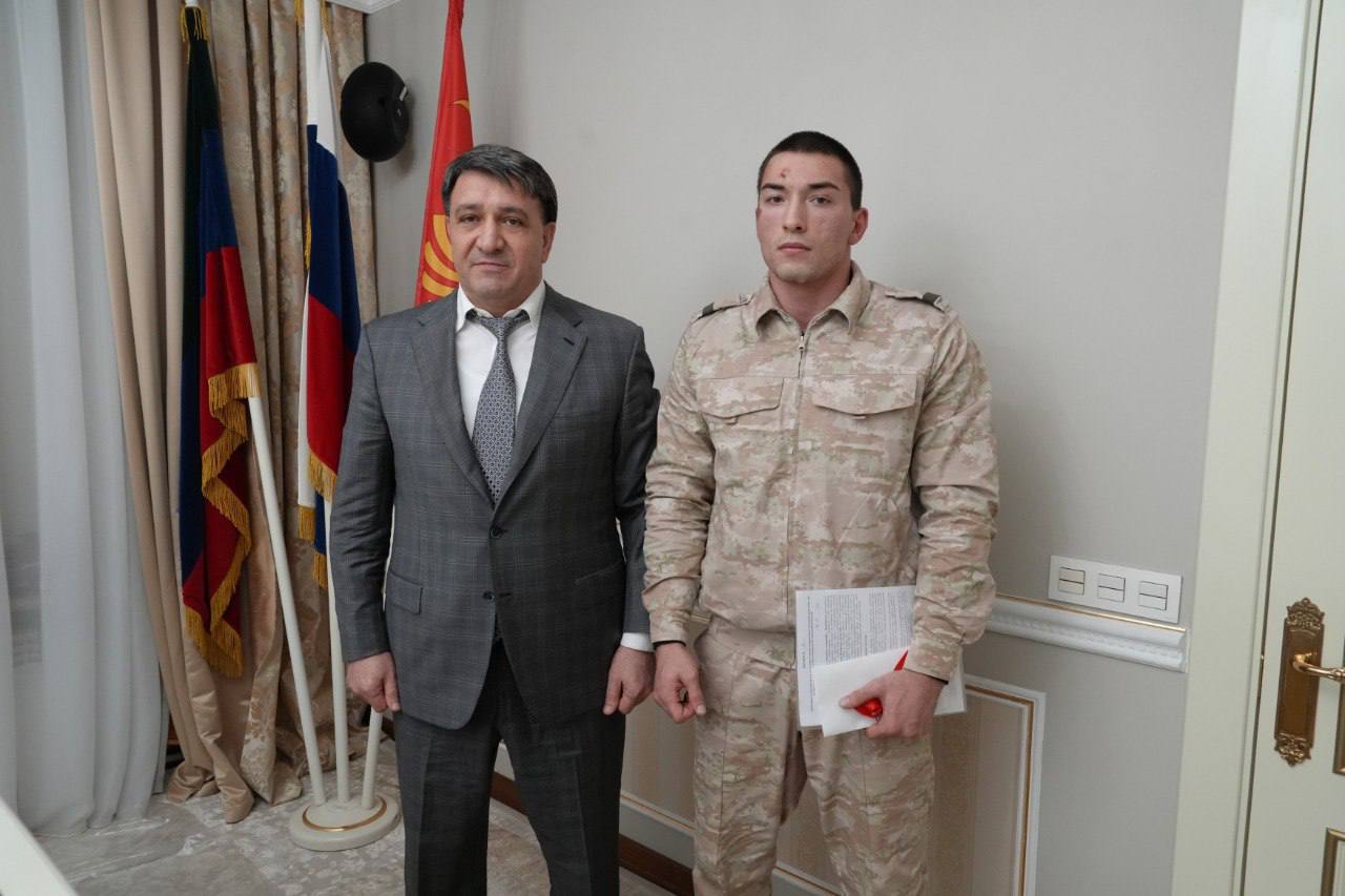 Фоторепортаж с церемонии вручения ключей: глава Махачкалы Джамбулат Салавов вручил ключи от квартир детям-сиротам и детям, оставшимся без попечения родителей Фоторепортаж с церемонии вручения ключей: глава Махачкалы Джамбулат Салавов вручил ключи от квартир детям-сиротам и детям, оставшимся без попечения родителей