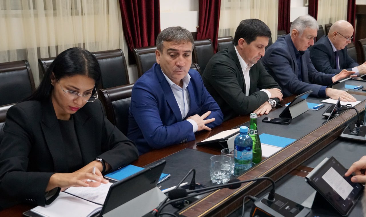 Сегодня, 17 ноября, под председательством Магомеда Дибирова прошло заседание Избирательной комиссии Республики Дагестан Сегодня, 17 ноября, под председательством Магомеда Дибирова прошло заседание Избирательной комиссии Республики Дагестан