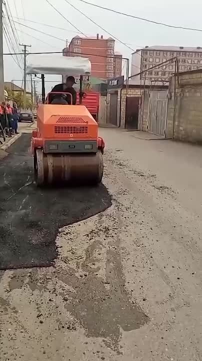 В рамках мероприятий по обеспечению дорожной безопасности и поддержанию городских улиц в надлежащем состоянии аварийная служба управления городского хозяйства администрации города Дербента проводит ямочный ремонт улиц