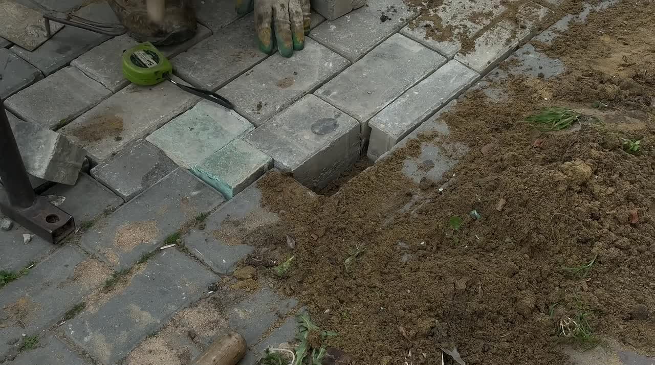 Специалисты МБУ «Благоустройство» продолжают восстанавливать тротуарное покрытие на улицах Махачкалы