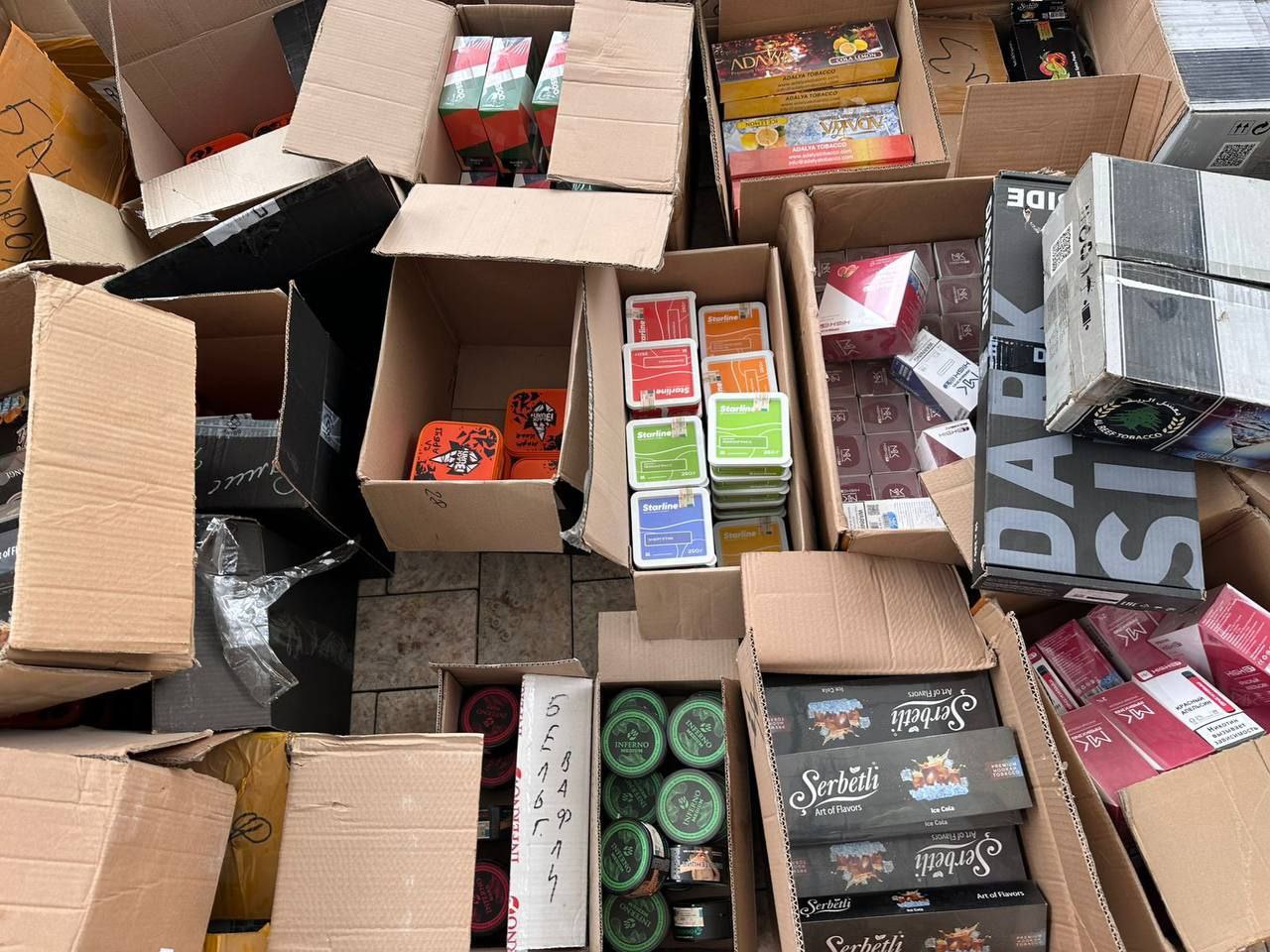 Дагестанские таможенники совместно с УФСБ пресекли оборот крупной партии контрафактной табачной продукции в Хасавюрте Дагестанские таможенники совместно с УФСБ пресекли оборот крупной партии контрафактной табачной продукции в Хасавюрте