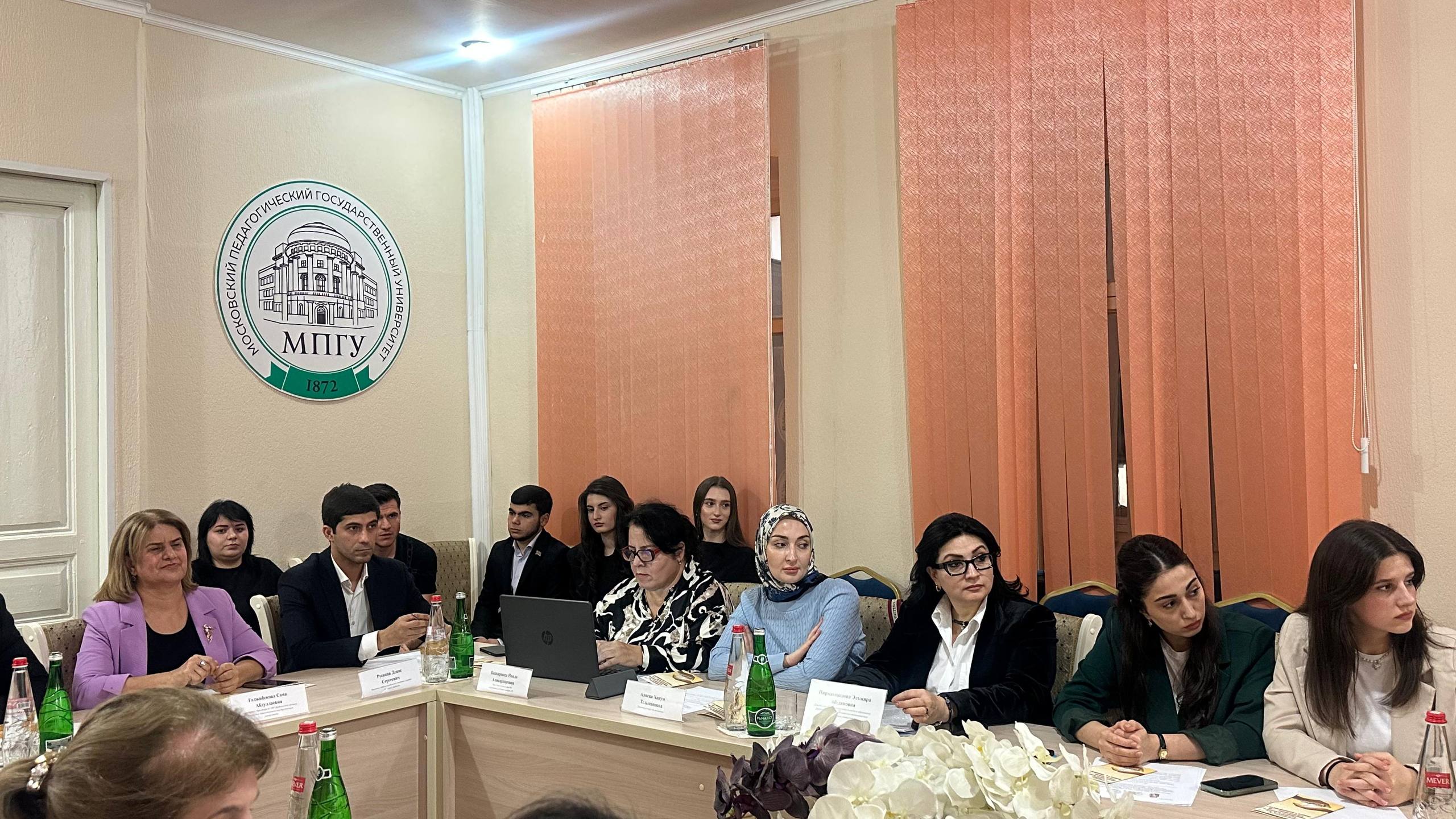 Депутаты Молодёжного парламента при Собрании депутатов городского округа «город Дербент» совместно с Дербентским филиалом МПГУ организовали научно-практический круглый стол на тему: «Эмоциональный интеллект и диалог как... Депутаты Молодёжного парламента при Собрании депутатов городского округа «город Дербент» совместно с Дербентским филиалом МПГУ организовали научно-практический круглый стол на тему: «Эмоциональный интеллект и диалог как...