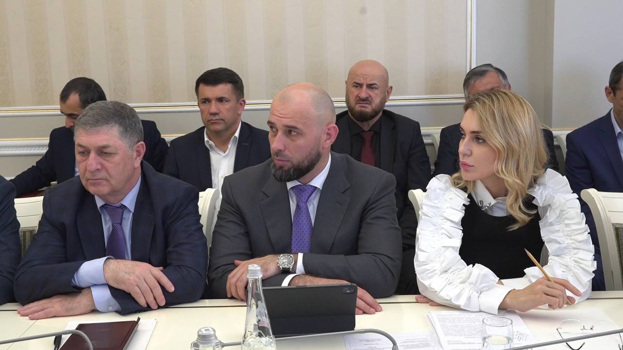 Сегодня под руководством главы Махачкалы Джамбулата Салавова состоялось еженедельное аппаратное совещание Сегодня под руководством главы Махачкалы Джамбулата Салавова состоялось еженедельное аппаратное совещание