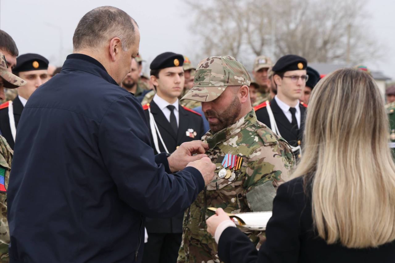 Сергей Меликов наградил военнослужащих и ветеранов батальона «Каспий» Сергей Меликов наградил военнослужащих и ветеранов батальона «Каспий»