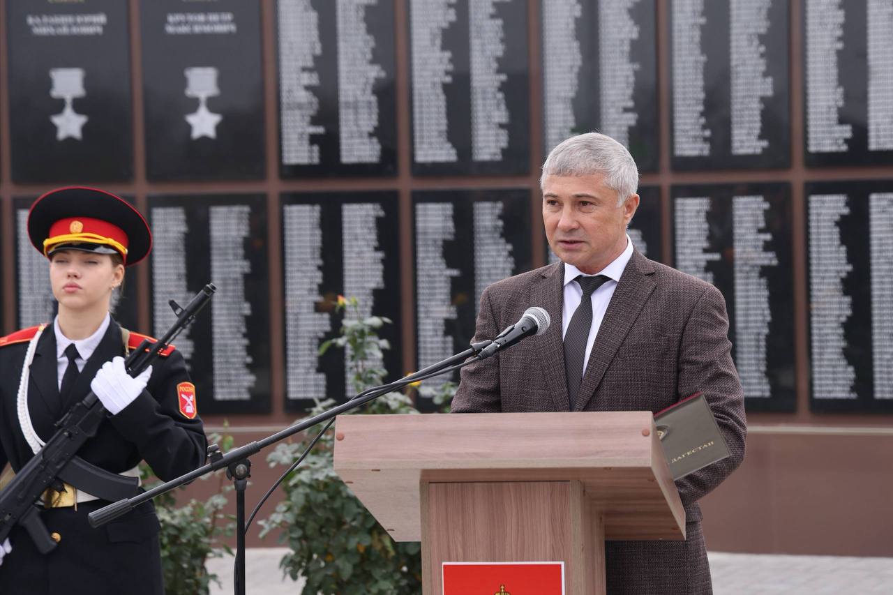 На открытии Сада памяти глава Кизлярского района Аким Микиров подчеркнул важность этого события для местного сообщества, отметив, что мемориал «Вечная память героям» стал символом уважения и признания подвигов земляков