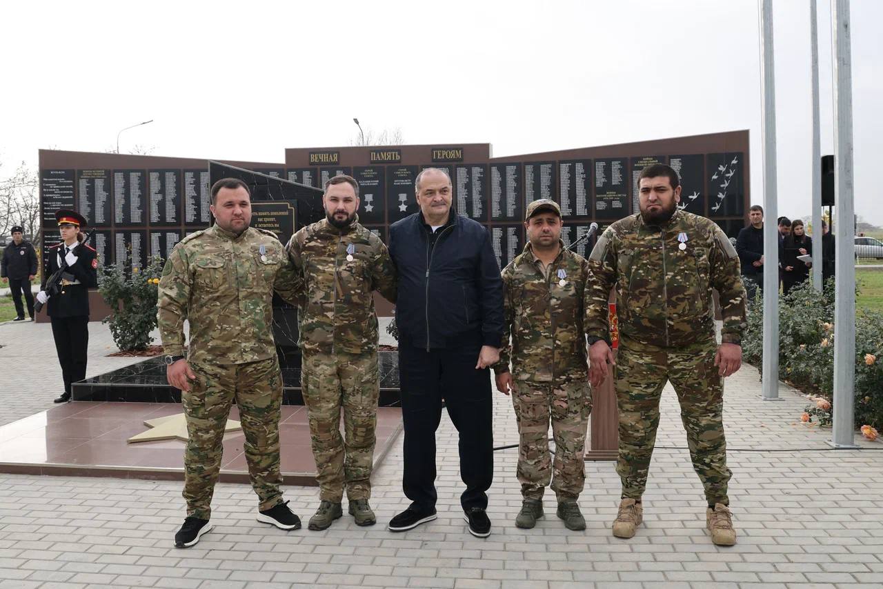 Сергей Меликов наградил военнослужащих и ветеранов батальона «Каспий» Сергей Меликов наградил военнослужащих и ветеранов батальона «Каспий»