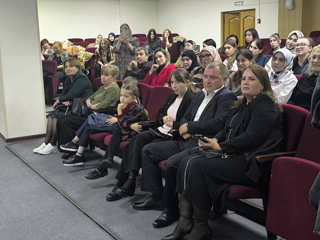 В конференц-зале Национальной библиотеки РД им. Р. Гамзатова в рамках проекта «Профессионал» состоялась встреча с Ольгой Алексеевной Цветковой, первым детским инфекционистом в Дагестане, врачом высшей категории, заслуженным... В конференц-зале Национальной библиотеки РД им. Р. Гамзатова в рамках проекта «Профессионал» состоялась встреча с Ольгой Алексеевной Цветковой, первым детским инфекционистом в Дагестане, врачом высшей категории, заслуженным...