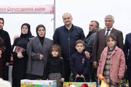 Глава Дагестана с детьми Тимура Хатипова — добровольца батальона «Каспий»