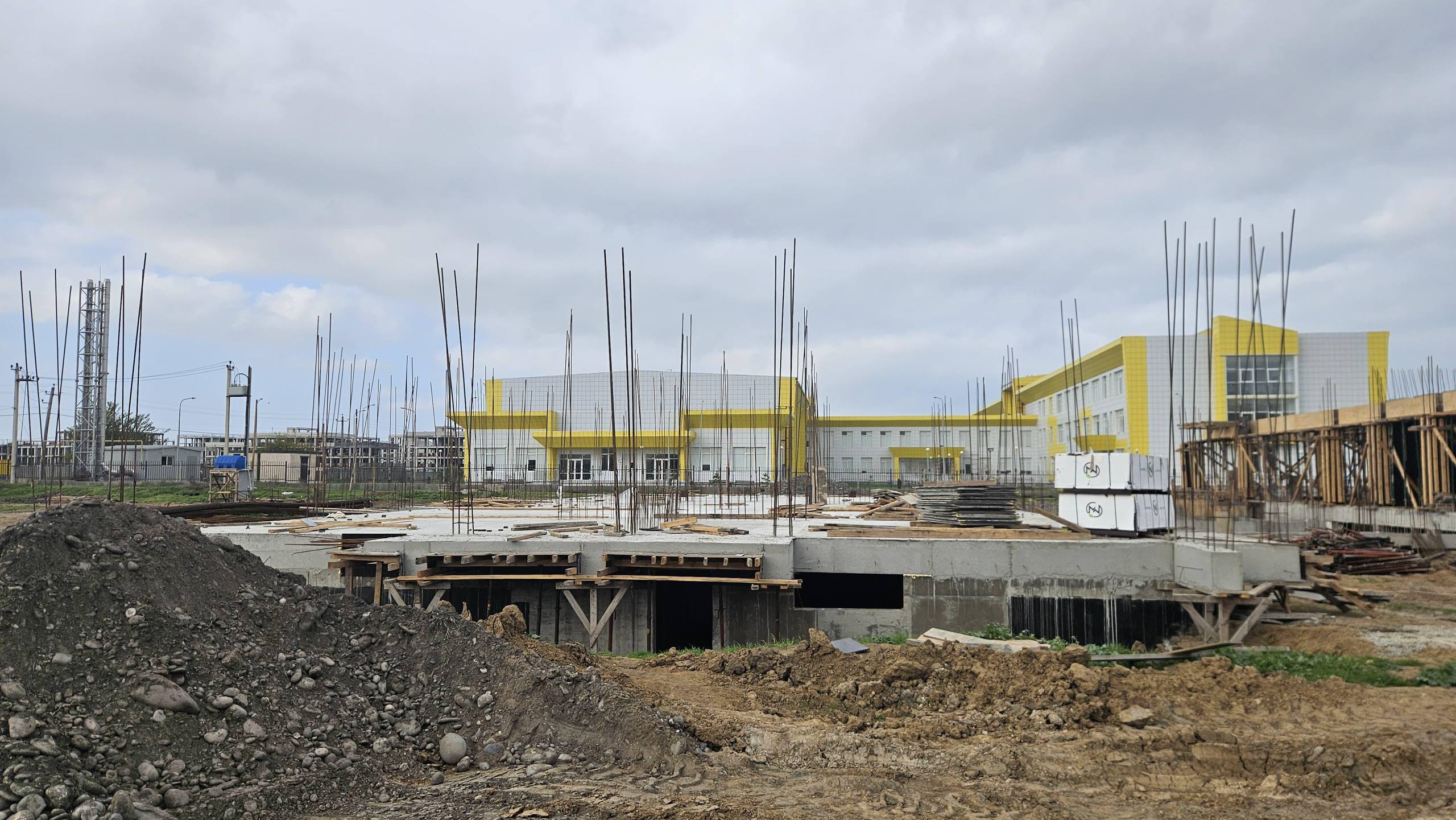 В микрорайоне Аваин г.Дербента продолжается строительство нового детского сада на 250 мест, расположенного рядом с школой №14 по улице Фермерской