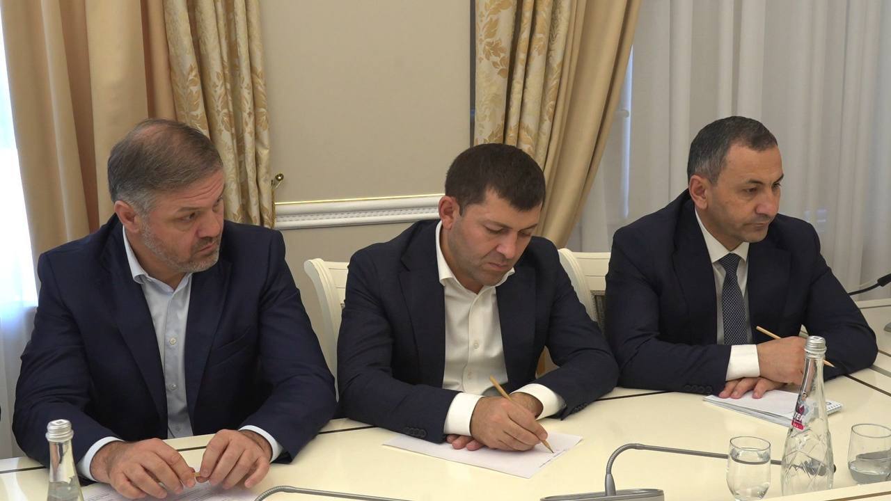 Сегодня под руководством главы Махачкалы Джамбулата Салавова состоялось еженедельное аппаратное совещание Сегодня под руководством главы Махачкалы Джамбулата Салавова состоялось еженедельное аппаратное совещание