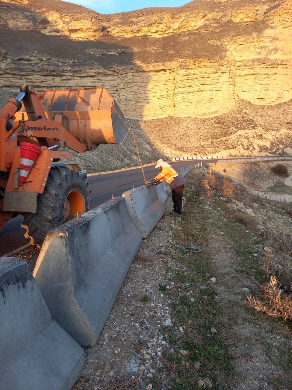 Дорожники Дагестана продолжают работы по благоустройству дорог Дорожники Дагестана продолжают работы по благоустройству дорог