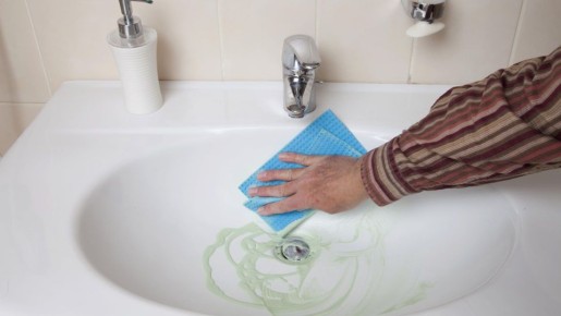 Это средство для чистки смесителей лучше не использовать: портит сантехнику