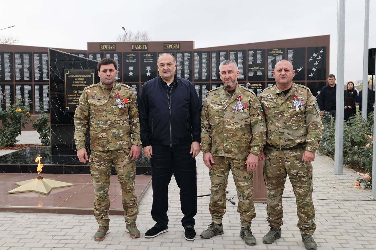 Сергей Меликов наградил военнослужащих и ветеранов батальона «Каспий» Сергей Меликов наградил военнослужащих и ветеранов батальона «Каспий»