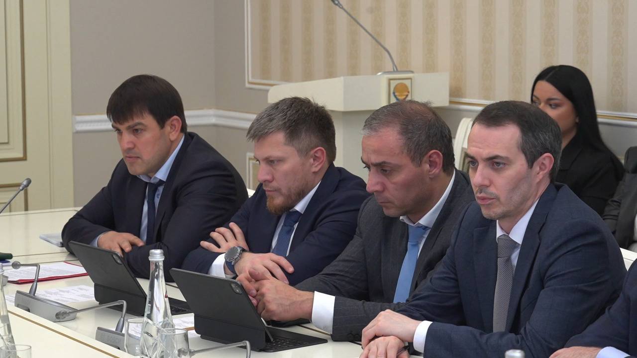 Сегодня под руководством главы Махачкалы Джамбулата Салавова состоялось еженедельное аппаратное совещание Сегодня под руководством главы Махачкалы Джамбулата Салавова состоялось еженедельное аппаратное совещание