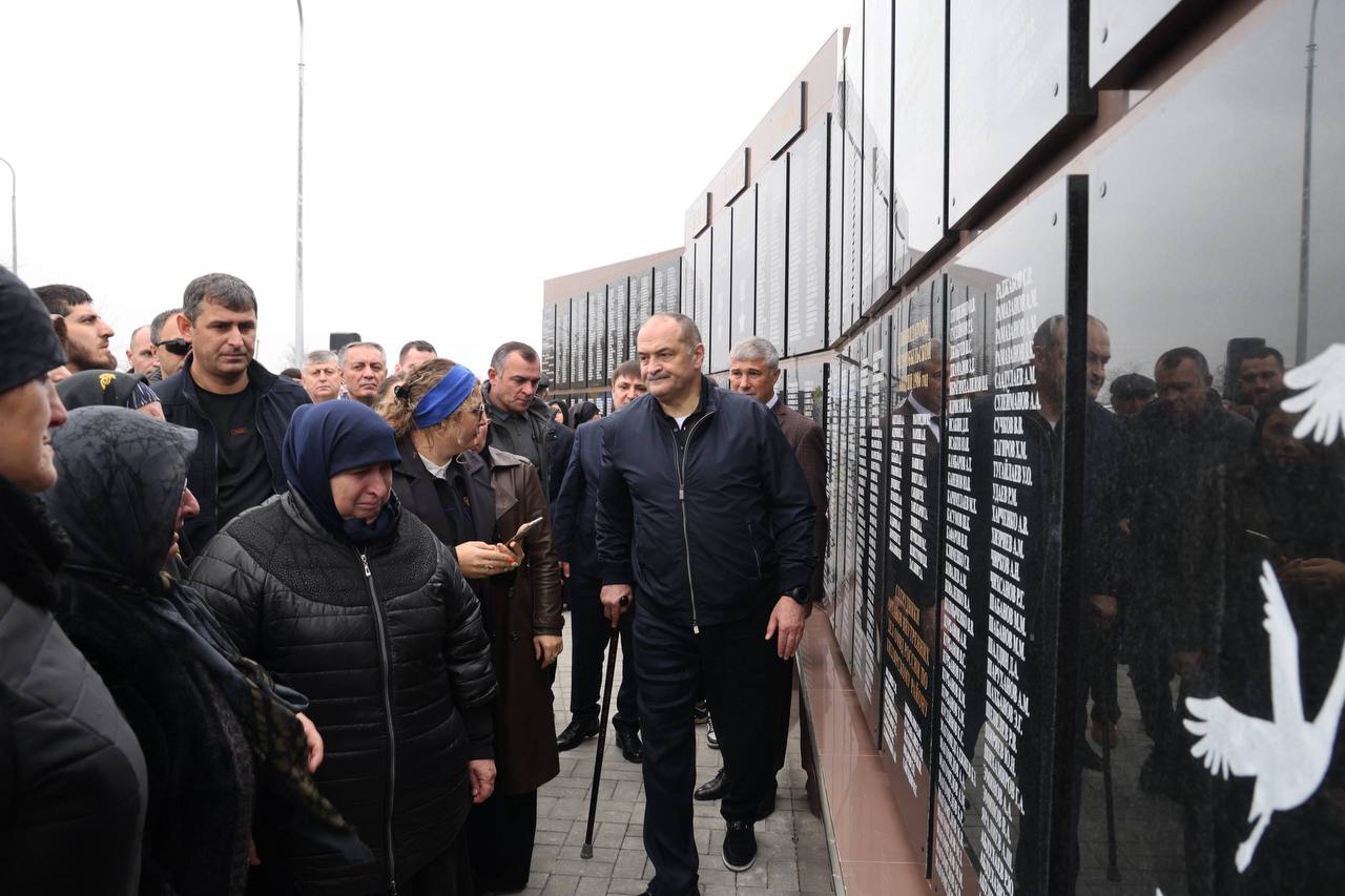 Мемориал погибшим защитникам Отечества — центральный объект Сада памяти в Кизлярском районе Мемориал погибшим защитникам Отечества — центральный объект Сада памяти в Кизлярском районе