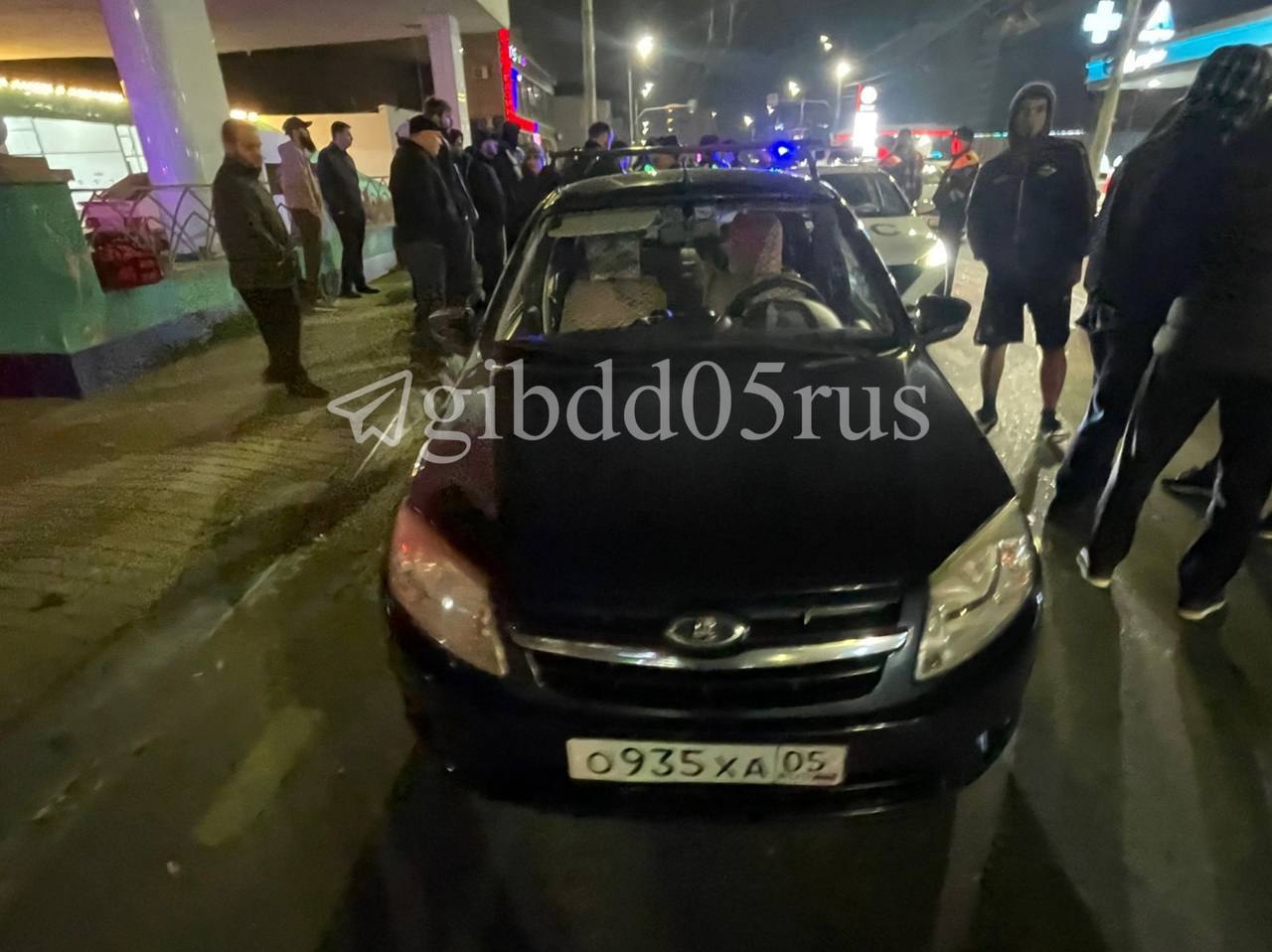 19 ноября 2025 года, примерно в 01:00, в Махачкале 28-летний житель Дербента на "Lada Granta" столкнулся с "KIA Rio" под управлением 21-летней махачкалинки, которая врезалась в столб