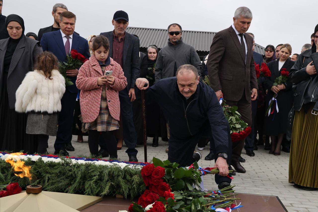 Мемориал погибшим защитникам Отечества — центральный объект Сада памяти в Кизлярском районе Мемориал погибшим защитникам Отечества — центральный объект Сада памяти в Кизлярском районе