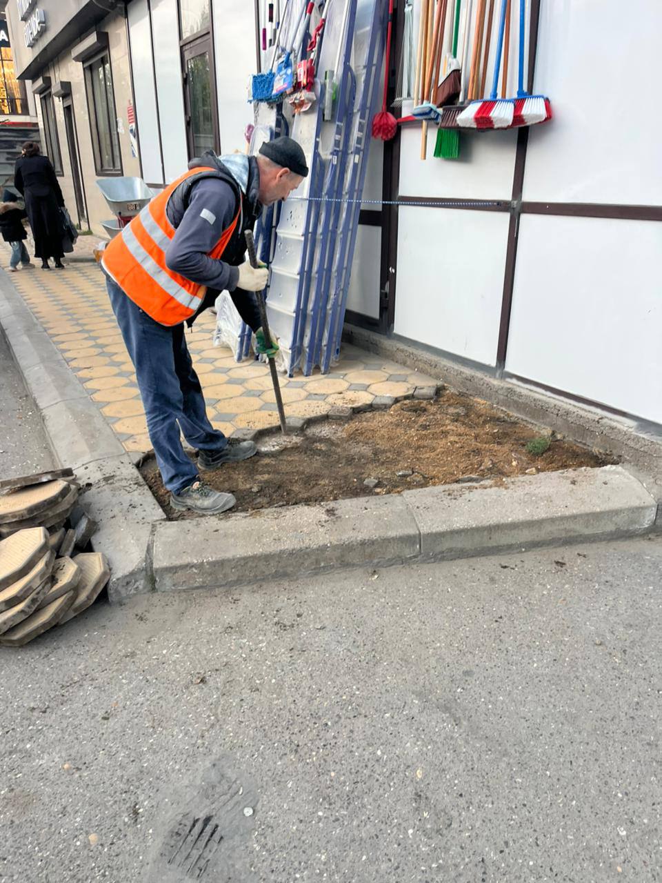 МБУ «Благоустройство» г. Махачкалы продолжает ремонт тротуаров и пандусов, а также ямочный ремонт
