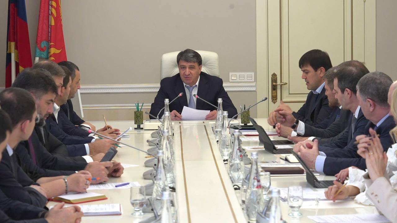 Сегодня под руководством главы Махачкалы Джамбулата Салавова состоялось еженедельное аппаратное совещание