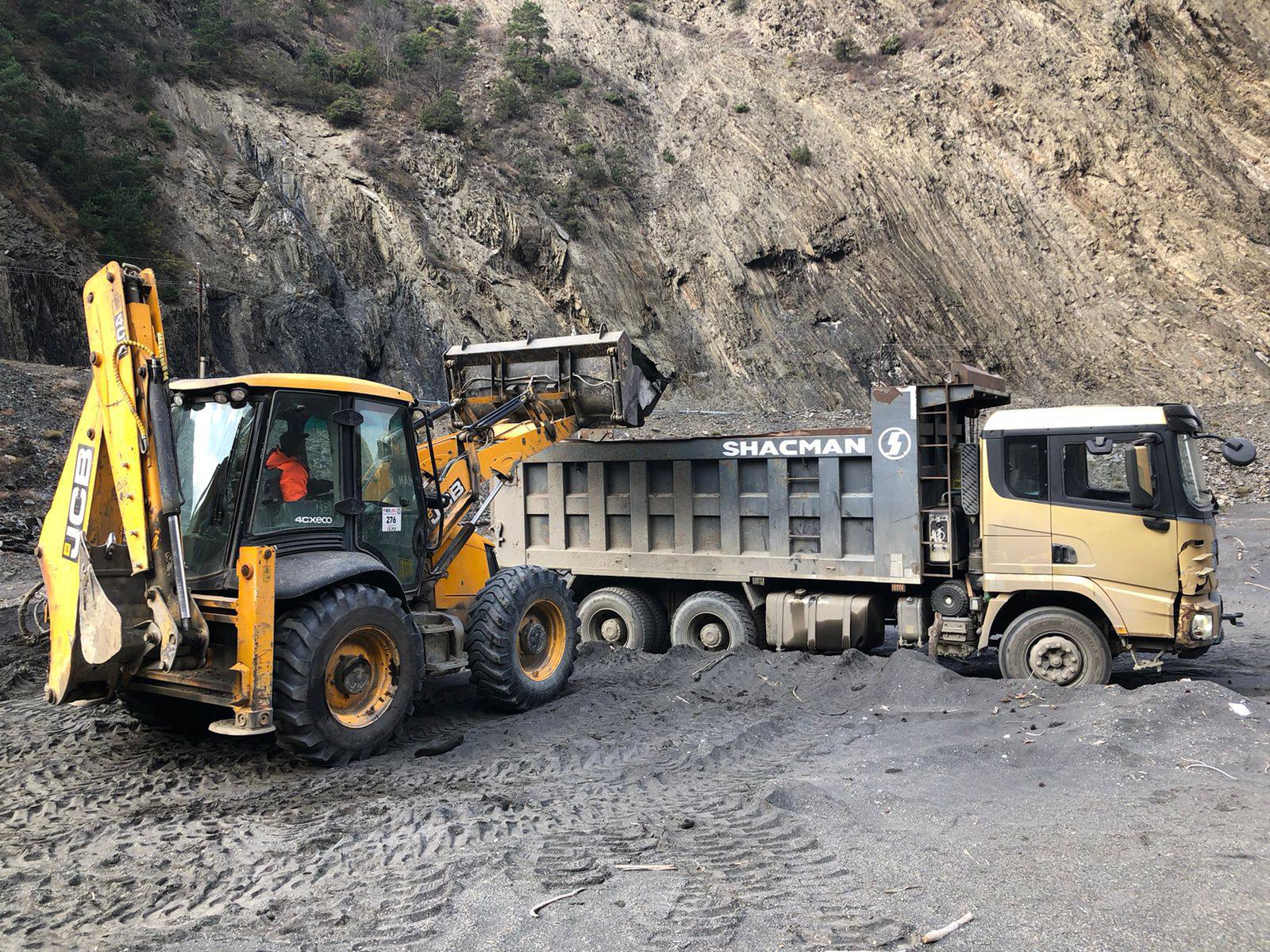 Дорожники Дагестана продолжают работы по благоустройству дорог Дорожники Дагестана продолжают работы по благоустройству дорог