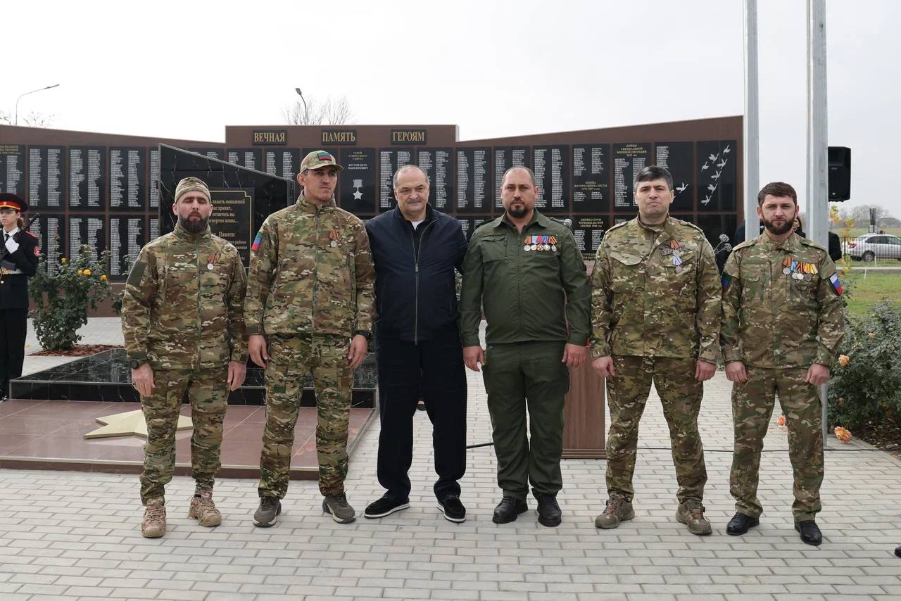 Сергей Меликов наградил военнослужащих и ветеранов батальона «Каспий» Сергей Меликов наградил военнослужащих и ветеранов батальона «Каспий»