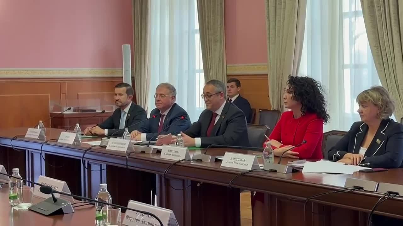 Председатель Мосгордумы Алексей Шапошников тепло приветствовал Заура Аскендерова и членов делегации Народного Собрания РД