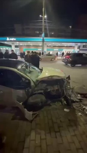 В Махачкале на Редукторном произошло жесткое ДТП, машина врезалась в столб, есть пострадавшие