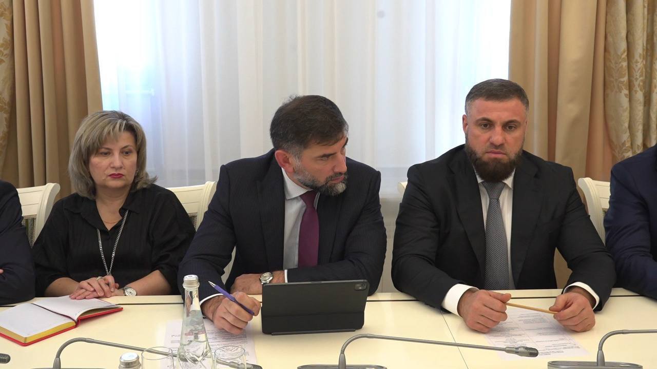 Сегодня под руководством главы Махачкалы Джамбулата Салавова состоялось еженедельное аппаратное совещание Сегодня под руководством главы Махачкалы Джамбулата Салавова состоялось еженедельное аппаратное совещание