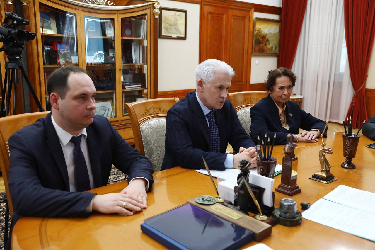 Сергей Меликов и Муслим Хучиев обсудили реализацию федеральных проектов в Дагестане Сергей Меликов и Муслим Хучиев обсудили реализацию федеральных проектов в Дагестане