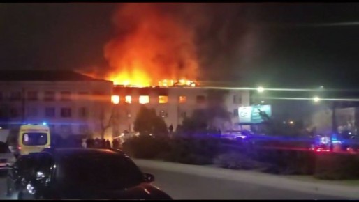 В Махачкале ночью загорелась кровля четырехэтажного здания