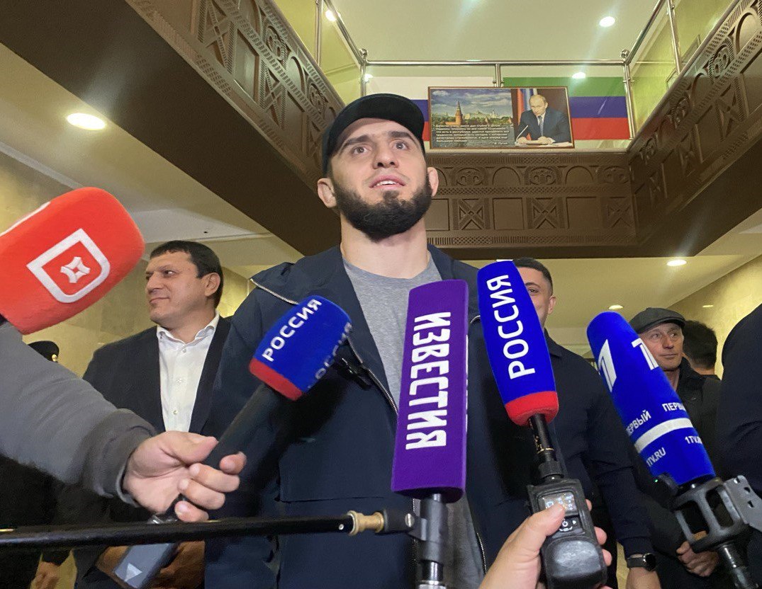 Сегодня домой в Дагестан с двумя чемпионскими поясами UFC вернулся Ислам Махачев