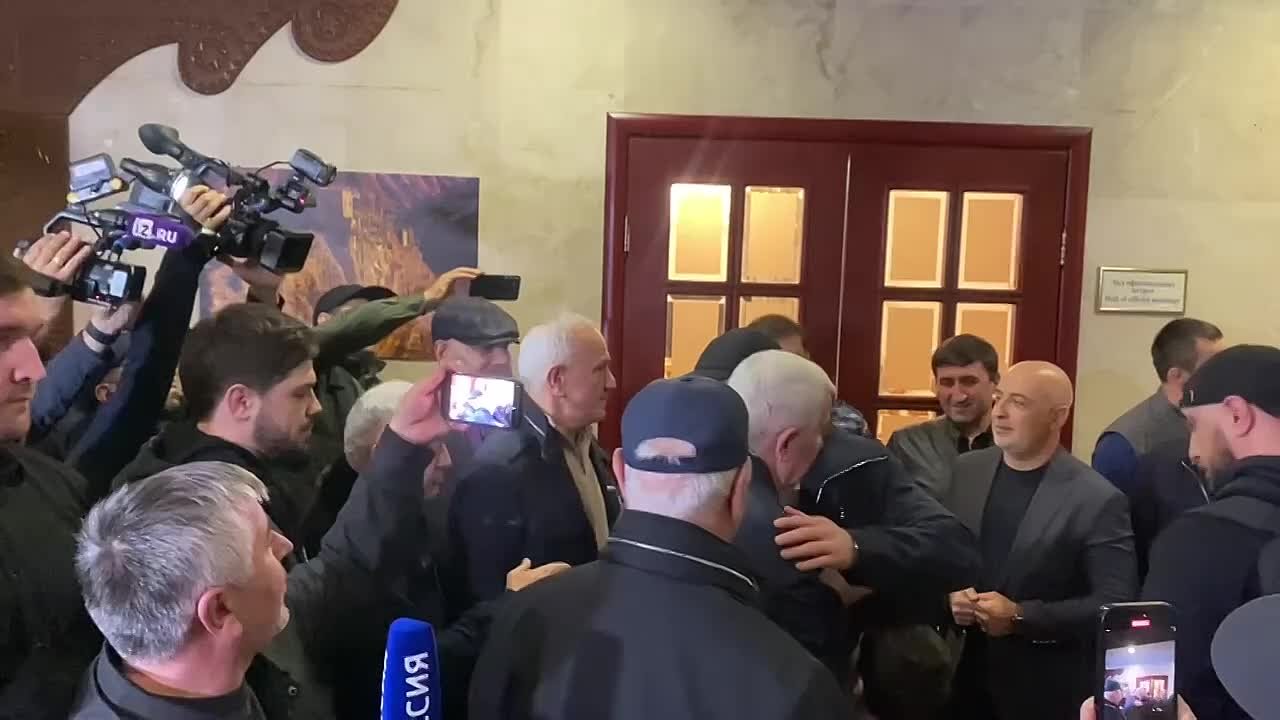 Ислам Махачев с двумя чемпионскими поясами UFC в легком и полусреднем весе вернулся в Дагестан