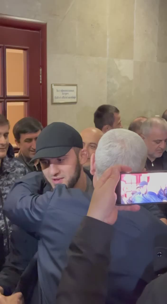 Чемпион UFC Ислам Махачев вернулся на родину