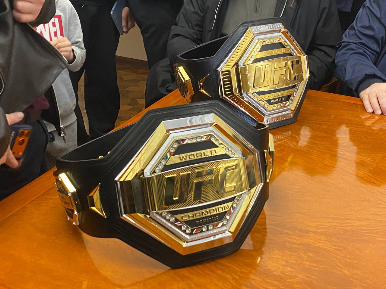 Ислам Махачев с двумя чемпионскими поясами UFC в легком и полусреднем весе вернулся в Дагестан Ислам Махачев с двумя чемпионскими поясами UFC в легком и полусреднем весе вернулся в Дагестан