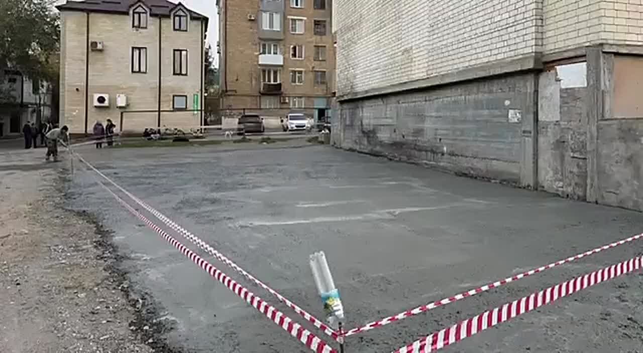 В Махачкале на ул. Абдуразака Шахбанова, 18 и 18а установили новую контейнерную площадку и разместили 16 современных баков для сбора ТКО