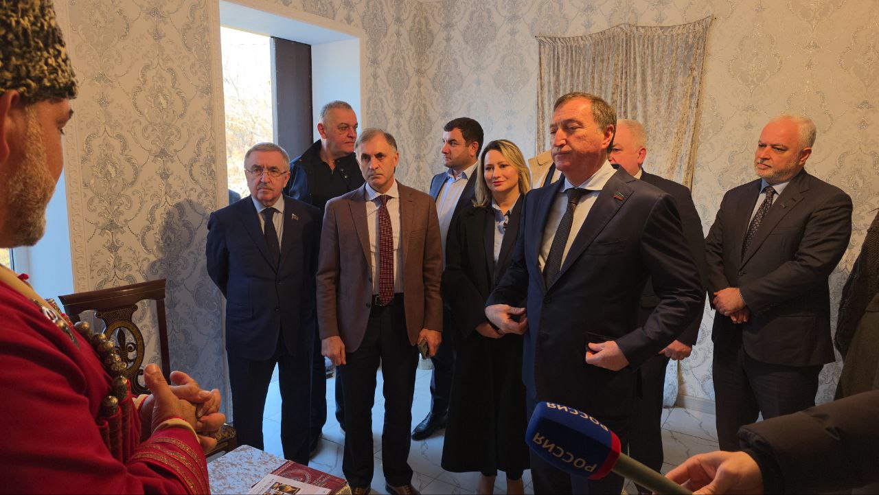 В поездке спикера парламента сопровождают Первый заместитель Председателя НС РД Юрий Левицкий, заместитель Председателя НС РД Камил Давдиев, депутаты НС РД, представители министерств и ведомств В поездке спикера парламента сопровождают Первый заместитель Председателя НС РД Юрий Левицкий, заместитель Председателя НС РД Камил Давдиев, депутаты НС РД, представители министерств и ведомств