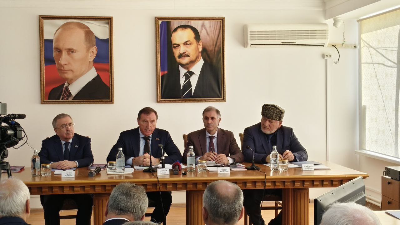 Председатель Народного Собрания РД Заур Аскендеров открыл работу выездного заседания Президиума Народного Собрания Республики Дагестан по вопросу правового регулирования развития народных художественных промыслов в... Председатель Народного Собрания РД Заур Аскендеров открыл работу выездного заседания Президиума Народного Собрания Республики Дагестан по вопросу правового регулирования развития народных художественных промыслов в...