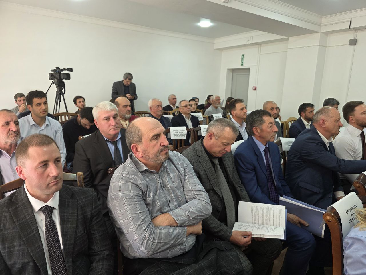 В работе заседания Президиума принимают участие депутаты Народного Собрания, представители Правительства республики, главы муниципальных районов, предприниматели, музейные работники, представители народных художественных...