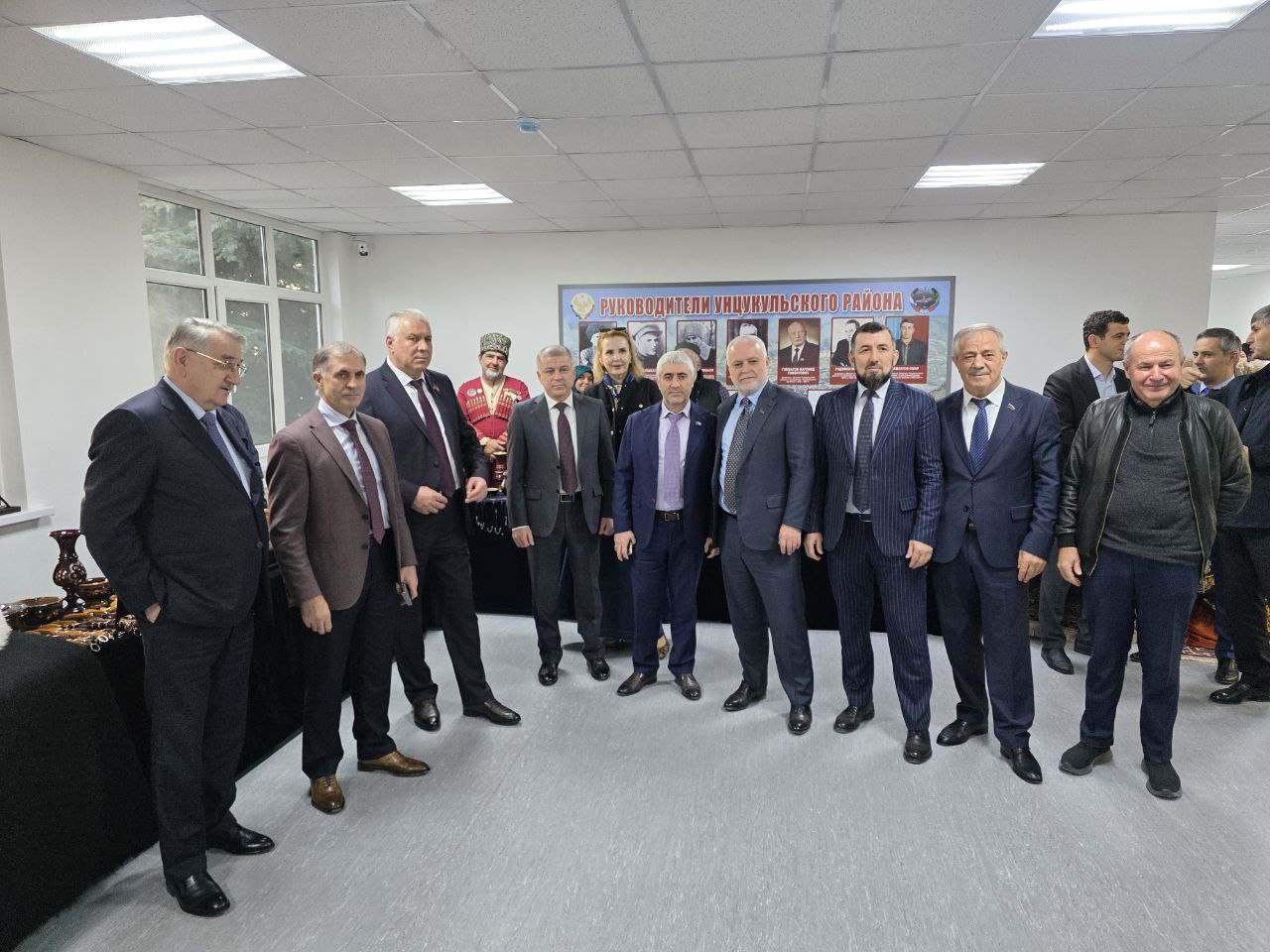 В поездке спикера парламента сопровождают Первый заместитель Председателя НС РД Юрий Левицкий, заместитель Председателя НС РД Камил Давдиев, депутаты НС РД, представители министерств и ведомств В поездке спикера парламента сопровождают Первый заместитель Председателя НС РД Юрий Левицкий, заместитель Председателя НС РД Камил Давдиев, депутаты НС РД, представители министерств и ведомств