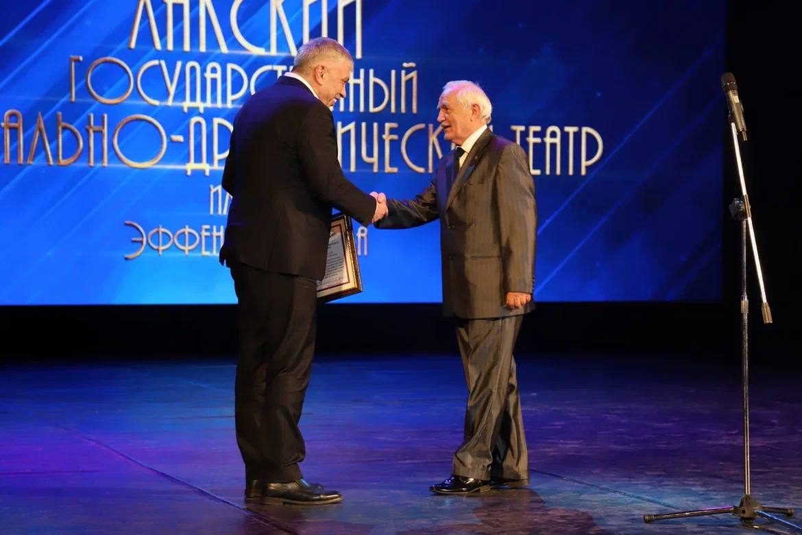 Больше фотографий с церемонии награждения - Больше фотографий с церемонии награждения -