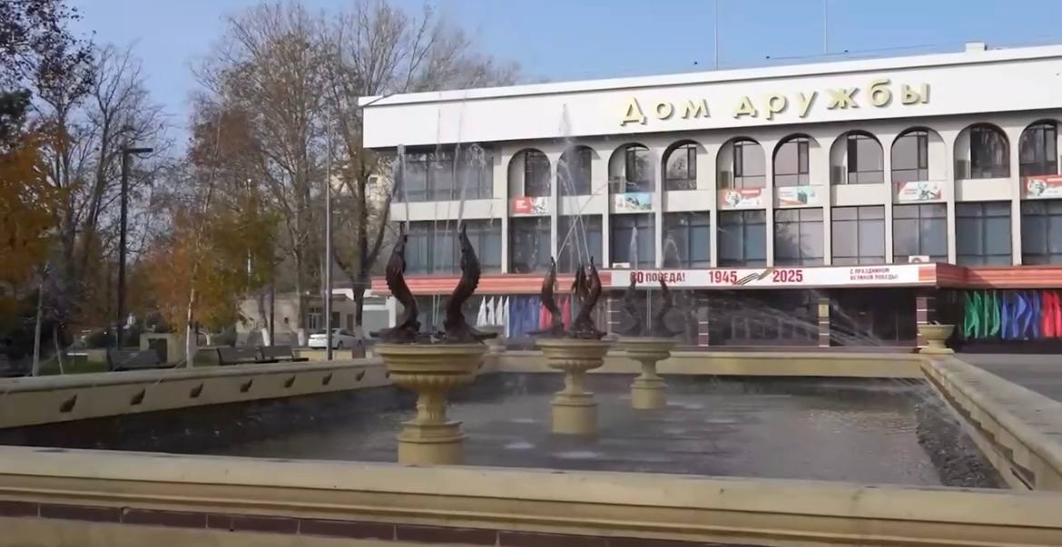 На ключевых локациях Махачкалы заработали фонтаны На ключевых локациях Махачкалы заработали фонтаны