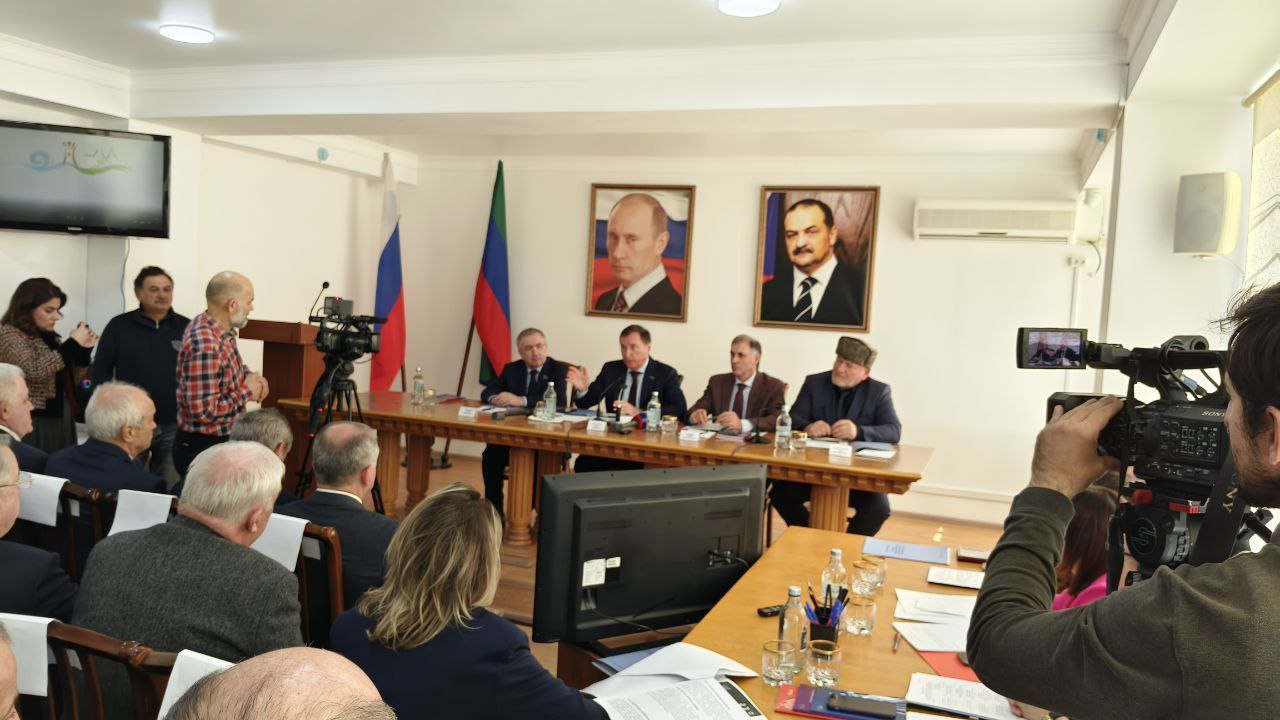 Председатель Народного Собрания РД Заур Аскендеров открыл работу выездного заседания Президиума Народного Собрания Республики Дагестан по вопросу правового регулирования развития народных художественных промыслов в... Председатель Народного Собрания РД Заур Аскендеров открыл работу выездного заседания Президиума Народного Собрания Республики Дагестан по вопросу правового регулирования развития народных художественных промыслов в...