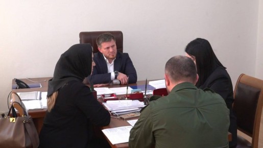 Заместитель мэра Махачкалы Тимур Галбацов от имени главы города Джамбулата Салавова встретился с Месей Османовой, инициатором создания в посёлке Ленинкент мечети, посвящённой памяти погибших военнослужащих, и передал ей...