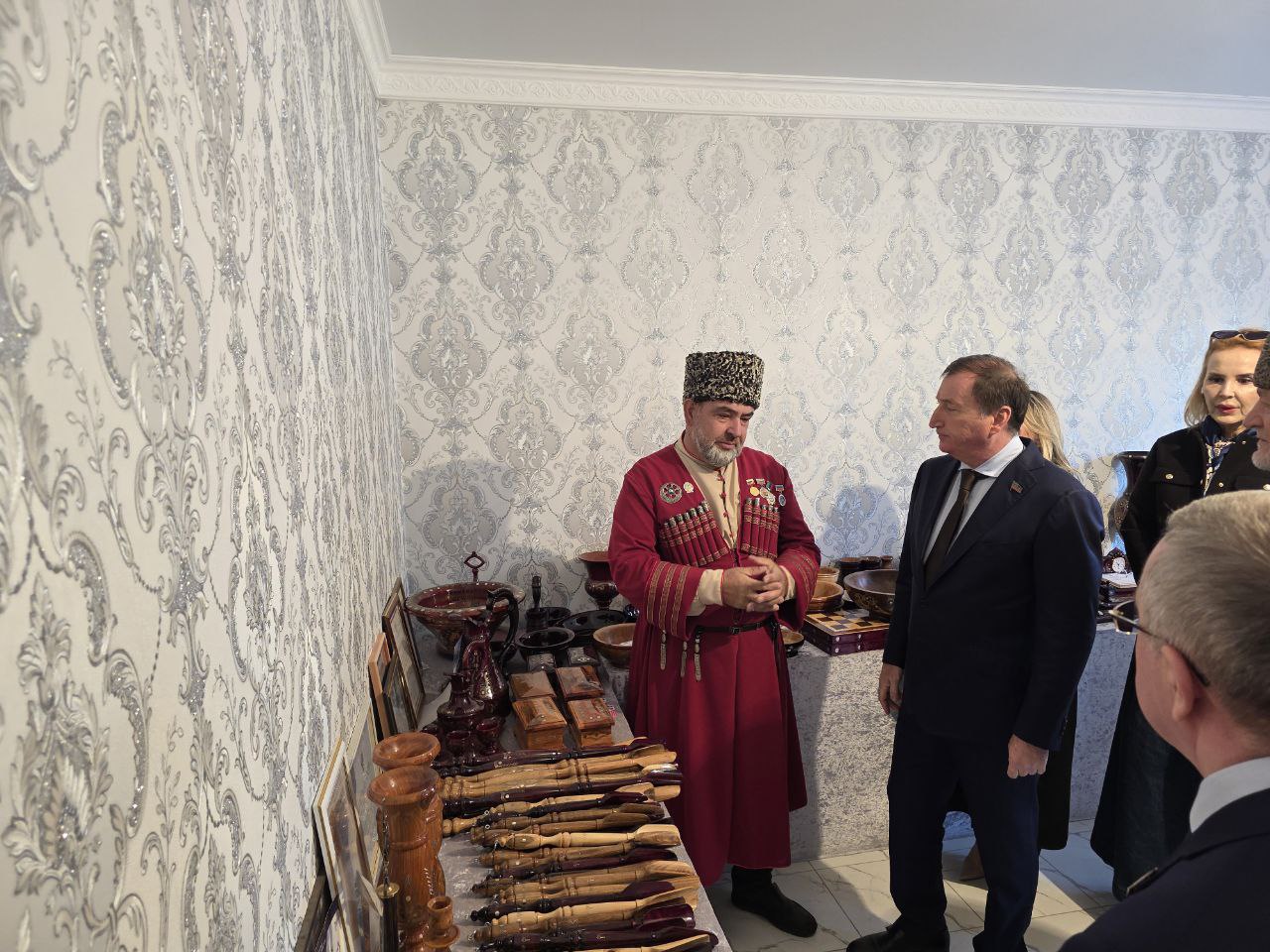 Первым пунктом программы пребывания в Унцукульском районе явилось посещение мастерской "Унцукульские изделия", расположенной в поселке Шамилькала Первым пунктом программы пребывания в Унцукульском районе явилось посещение мастерской "Унцукульские изделия", расположенной в поселке Шамилькала